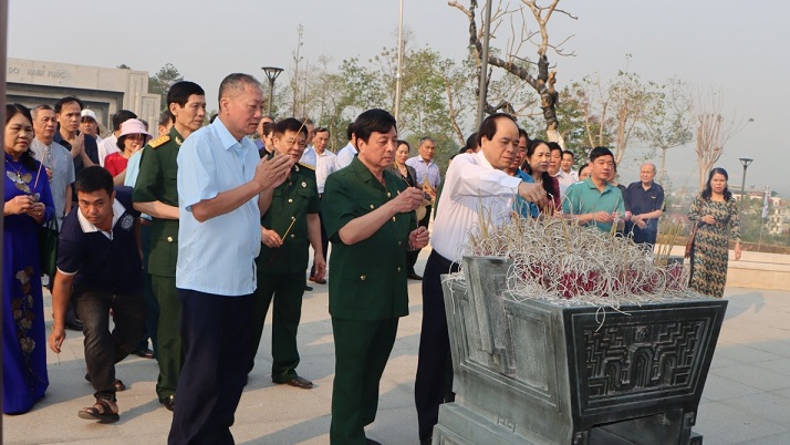 Đoàn Trung ương Hội và Hội NCT 12 tỉnh phía Bắc hành trình về nguồn: Dâng hương tưởng niệm các Anh hùng liệt sĩ tại Điện Biên